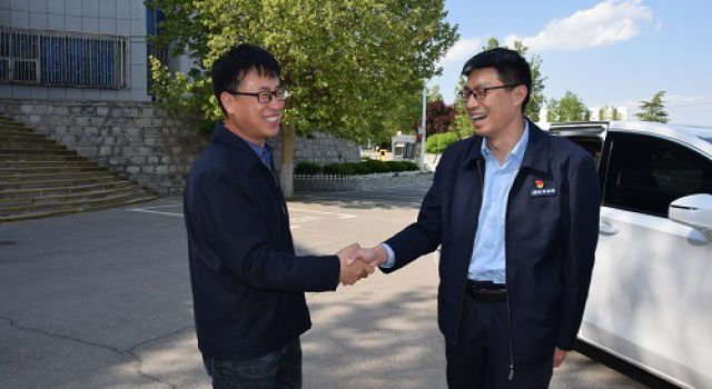 公司總經(jīng)理張亞亮蒞臨濟濰高速二駐地辦慰問指導工作