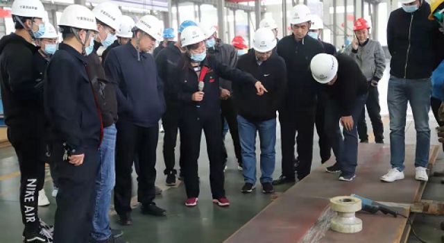 寧夏公路管理中心建設(shè)一處對(duì)下河沿項(xiàng)目鋼梁加工進(jìn)行專(zhuān)項(xiàng)檢查