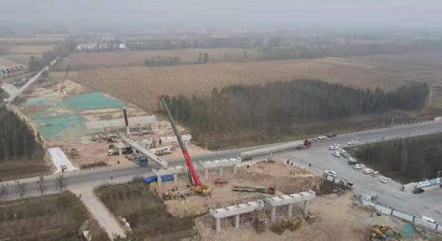 濟南繞城高速公路二環(huán)線西環(huán)段跨G308國道分離立交首片箱梁吊裝完成