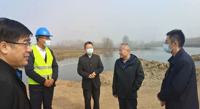 日照市交通運(yùn)輸局陳局長、公路處卜主任到2021年莒縣農(nóng)村公路危橋改造工程四標(biāo)段施工現(xiàn)場及監(jiān)理處試驗(yàn)室檢查指導(dǎo)