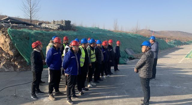 施工現(xiàn)場反面會(huì)議