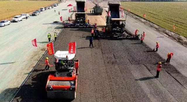 濟南繞城高速公路二環(huán)線西環(huán)段項目二分部完成水穩(wěn)試驗段3D智能攤鋪