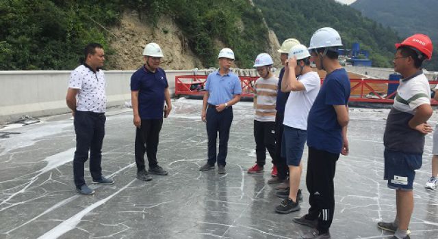 四川綿九公司副總經理袁曉斌查看九綿高速JL8總監(jiān)辦轄段工程進展情況