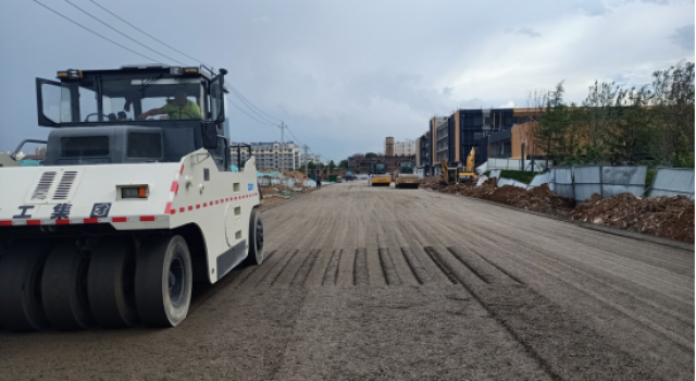 朱家、菜園、三里社區(qū)配套道路提升改造工程西一路水泥穩(wěn)定碎石攤鋪完成