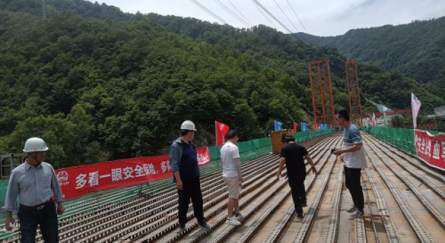 四川九綿高速JL8總監(jiān)辦組織邀請專家檢查指導LJ25合同段鋼箱梁吊裝施工