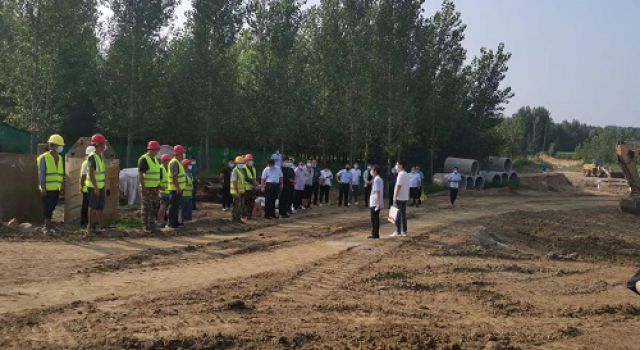 莒縣交通運輸局組織各在建項目參建單位至2022年莒縣農(nóng)村公路危橋改造工程一標段（西坡繡珍河大橋）施工現(xiàn)場進行疫情防控演練