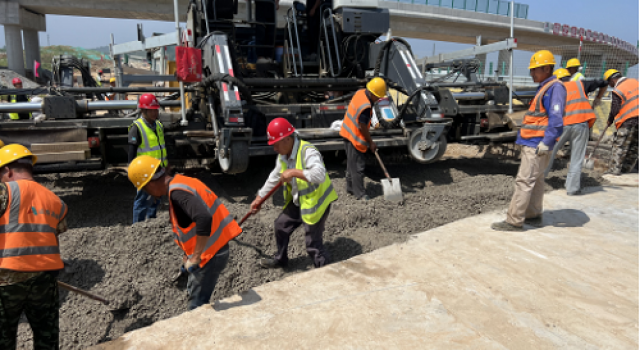 濟菏改擴建二標段路面水穩(wěn)底基層試驗段順利施工