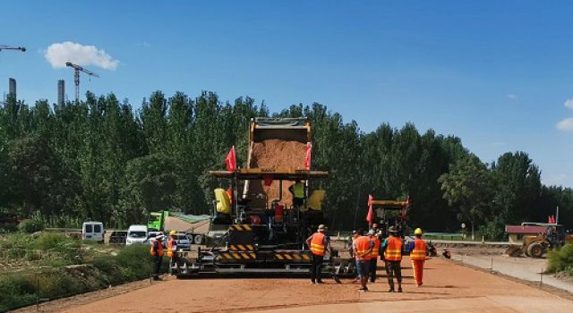 中衛(wèi)下河沿黃河公路大橋級(jí)配碎石底基層試驗(yàn)段順利實(shí)施