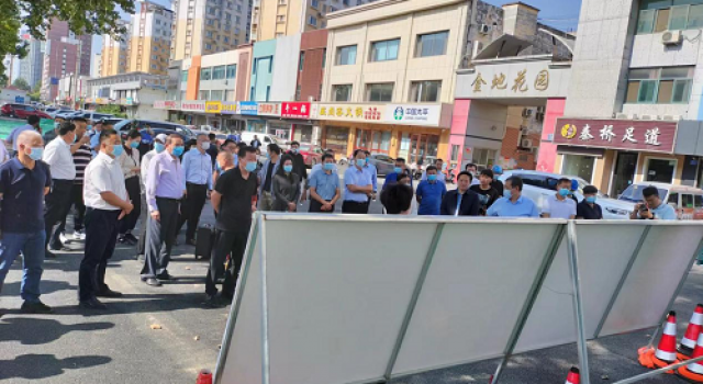 淄川區(qū)人大代表對淄城路雨污分流項目建設(shè)進展情況進行視察