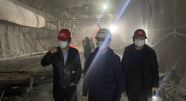 四川綿九公司副總經理袁曉斌查看JL8轄段工程進展情況