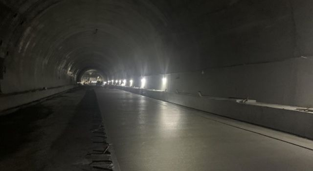 四川九綿高速LJ25合同段平南隧道進口左洞路面混凝土全部澆筑完成