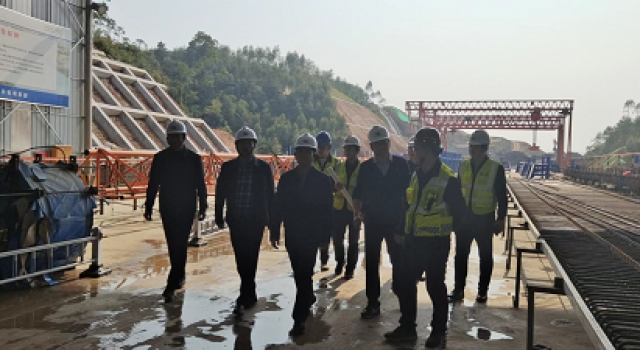 廣西交通廳韋副廳長帶隊對欽州北過境線公路項目復工復產(chǎn)安全檢查
