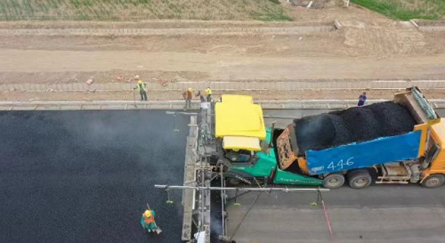 中衛(wèi)下河沿黃河公路大橋瀝青混凝土下面層試驗段順利實施