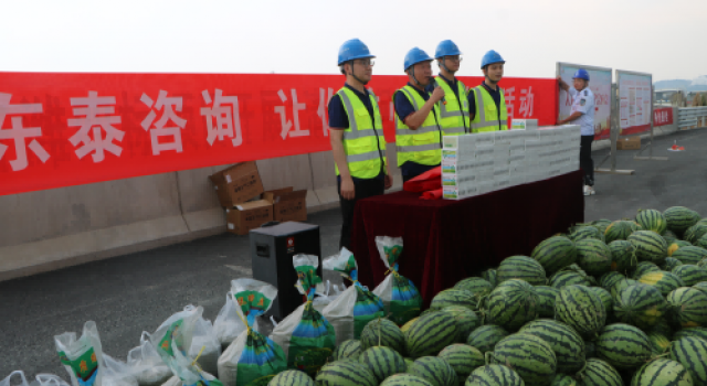 濟濰高速第二駐地辦為一線工人送清涼活動