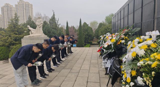 清明祭英烈、共鑄中華魂——經(jīng)十路總監(jiān)辦組織開展烈士陵園祭掃活動(dòng)