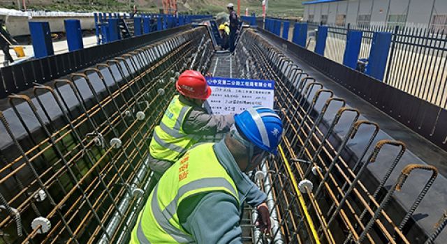 川藏公路G318線提質(zhì)改造工程戛日松多至左貢縣段（東達山越嶺）、左貢過境段項目首件20m預制箱梁順利預制完成
