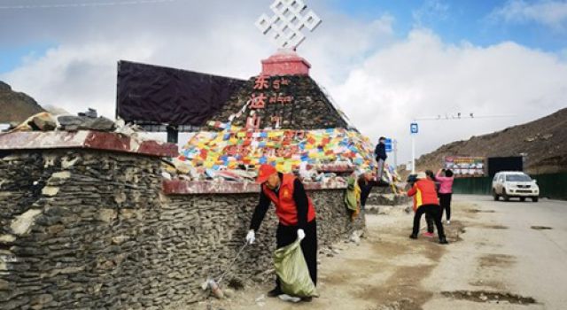 缺氧不缺精神，東泰人把黨旗插在雪域高原